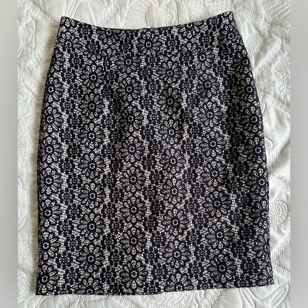 BANANA Republic Floral Navy  Lace Skirt size 4